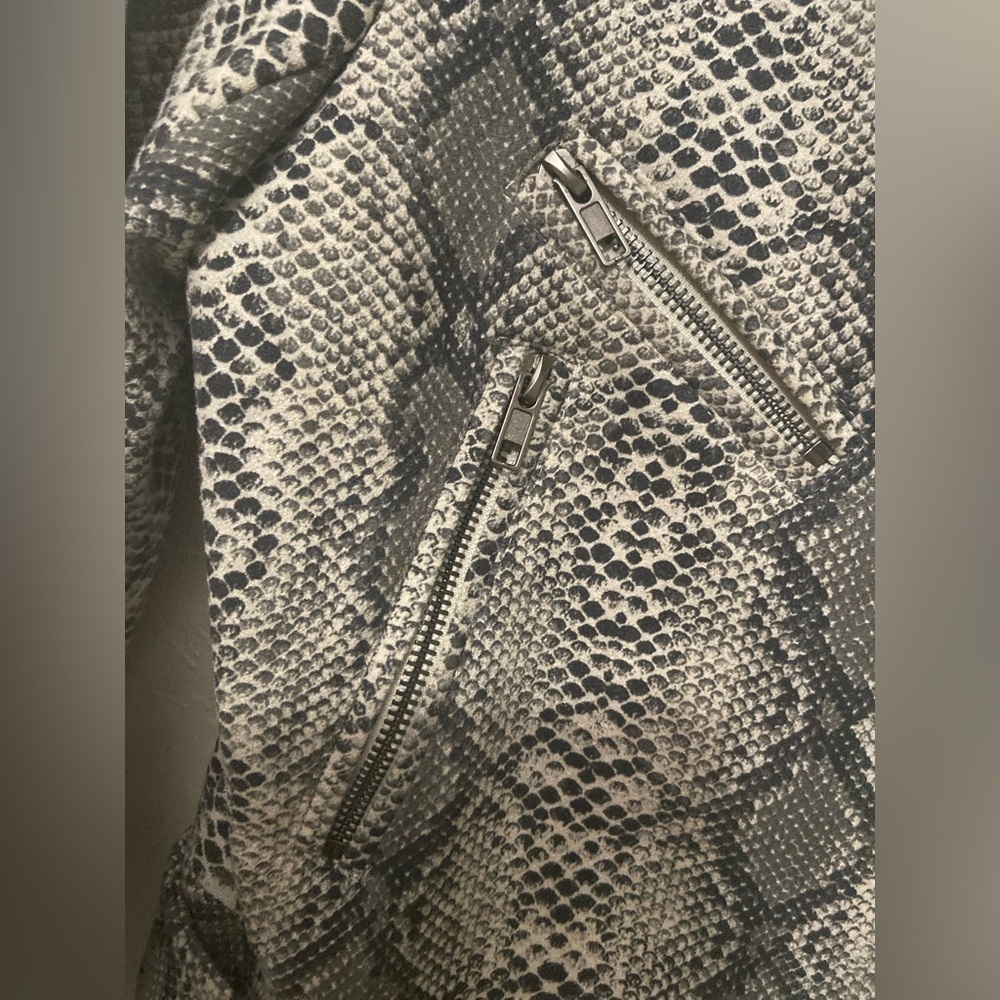 Vici~Neutral~Snakeskin Print~Moto Jacket~Zipper Pockets, Cuffs & Closure~Size S - Picture 8 of 16